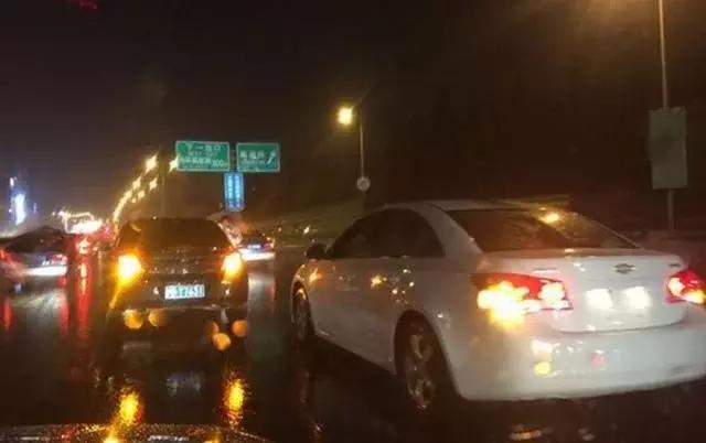 开车躲避打雷注意什么,下雨天打雷闪电可以开车吗