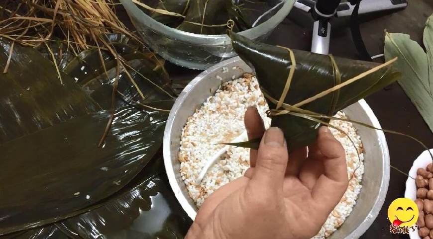 糯米粽子要不要泡,粽子糯米不要白色