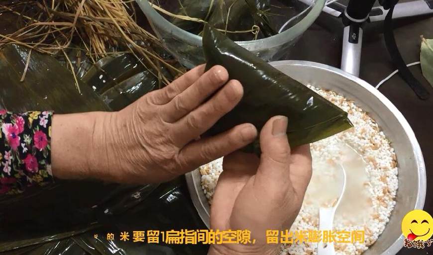 粽子不要绳子的包法,糯米粽子不煮怎么放