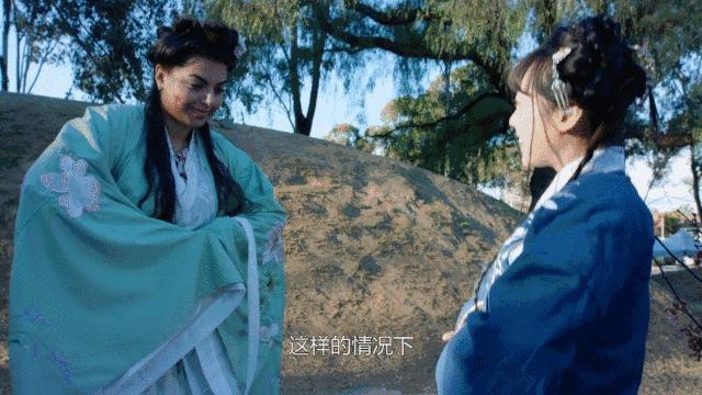 中国姑娘汉服惊呆外国人视频,中国姑娘在国外街头穿汉服惊艳了