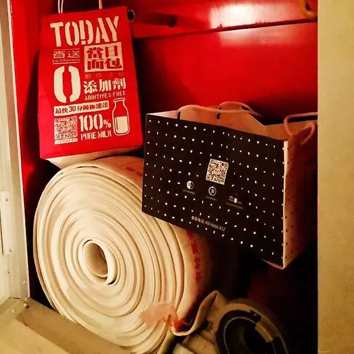 快递到了，家里没人，你是不是总让快递小哥放这里！