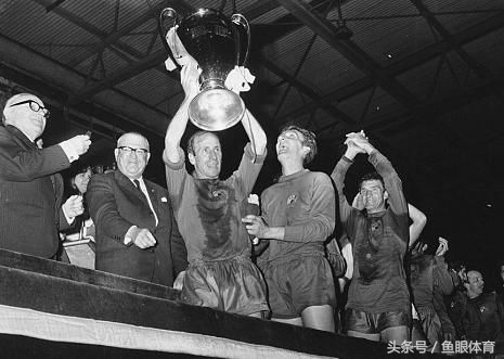 足球场上的催人泪下的瞬间,足球赛场十大感人时刻