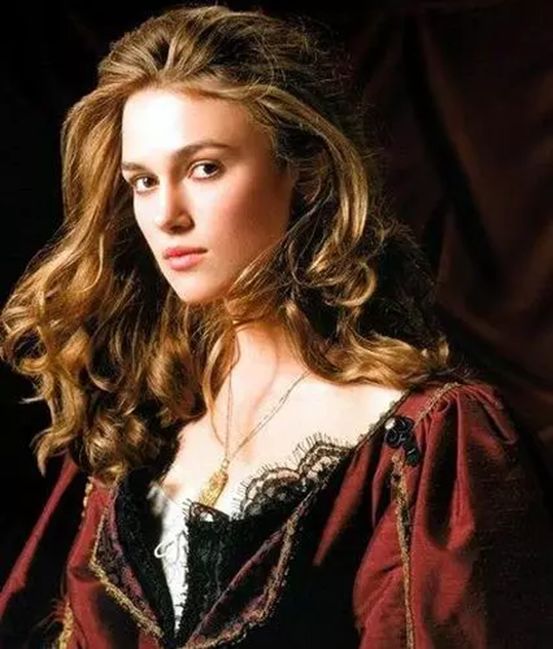 她是一个平胸的女子,她是一个平胸女子