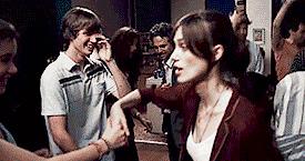 她是一个平胸的女子,她是一个平胸女子