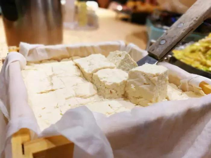 夜晚蒙古包吃烤全羊的真实视频,蒙古包里吃烤全羊一定要有仪式感