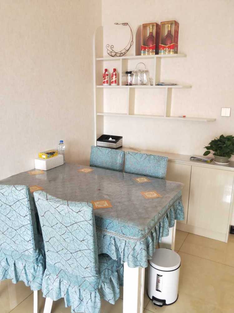 自己装新房，沙发太大只能对着卧室门，有没有办法改变？