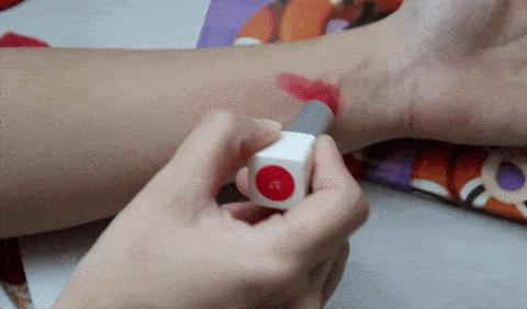 杨迪涂口红的视频,涂了口红怎么喝奶茶