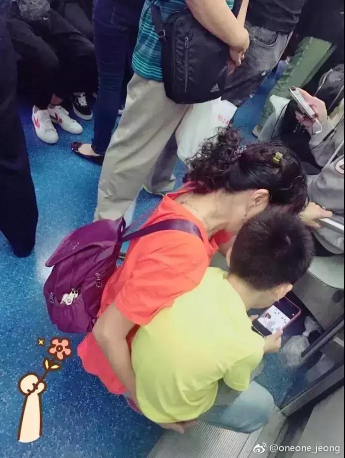 如何看待董卿跪地采访,董卿节目中三次下跪