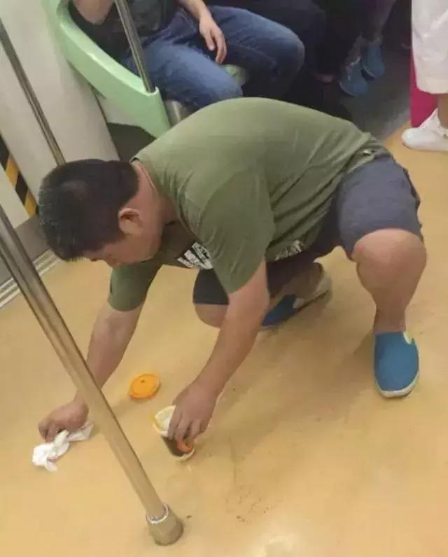 董卿你的站姿就是你的修养,董卿台上三次跪哪点值得学习