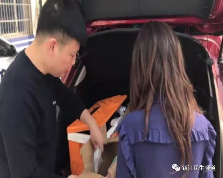 奔驰后备箱装满东西,奔驰后备箱装满零食视频