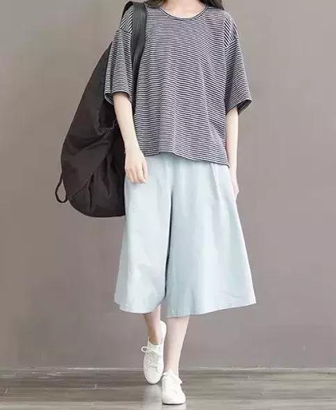 宽松t恤配阔腿裤慵懒,想要腿变长