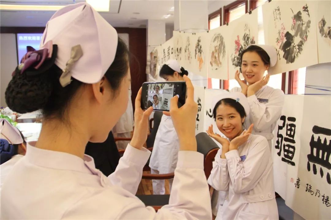 缘起书画暖五月，泼墨寄情护士节！