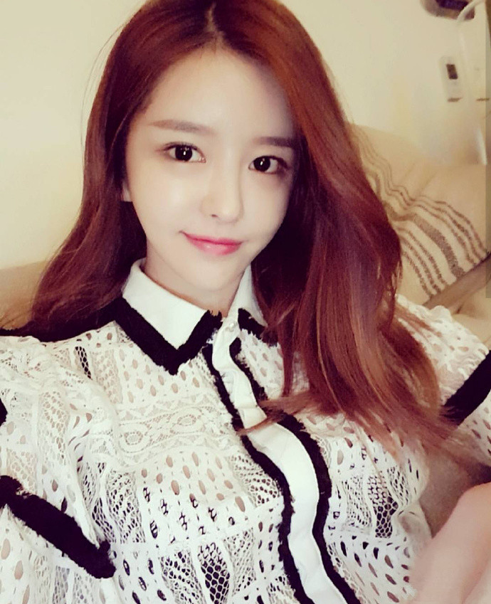 她曾被斗鱼第一神豪送9999朵玫瑰表白后来却被尹素婉压脚下