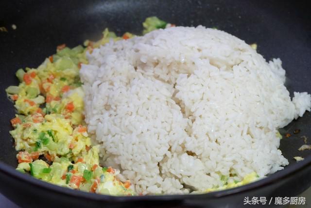 蛋炒饭怎样做又好吃不上火不油腻,小时候爱吃的蛋炒饭简单又好做