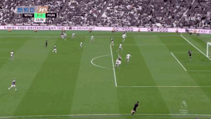 博格巴进球被拦,博格巴被犯规起来直接长传