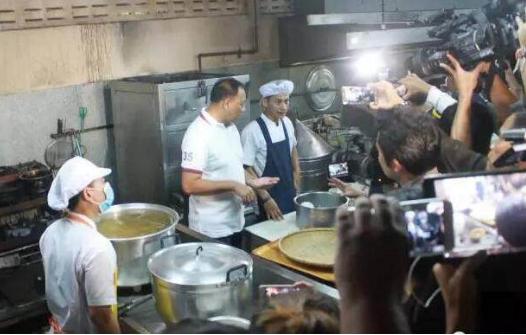 只坑富人不坑穷人,只坑有钱人下一句怎么说