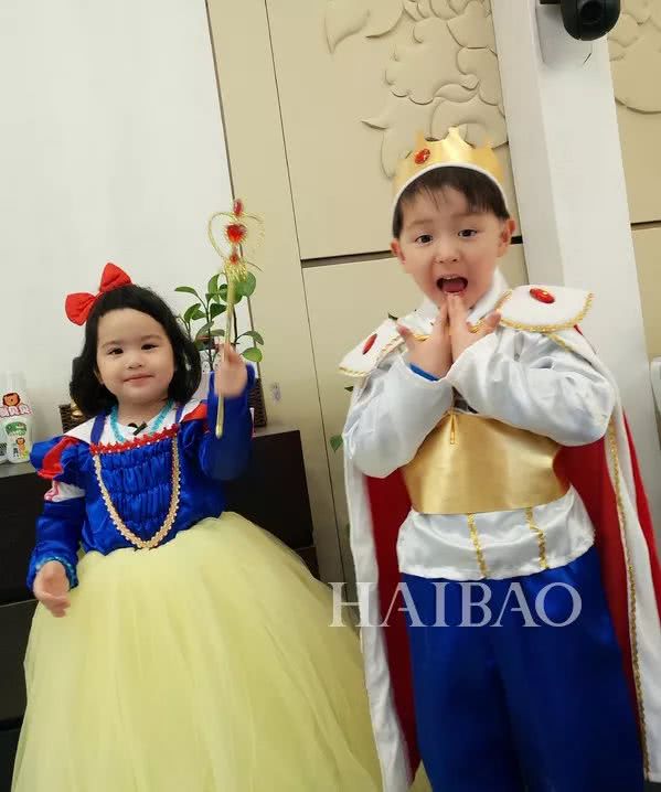 诺一现在这么接地气？才7岁的Grace就是铅笔腿！