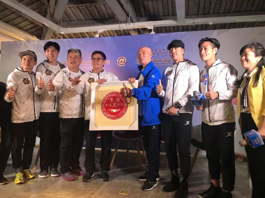 香港明星足球队谭咏麟李克勤,李伯清谭咏麟比赛视频