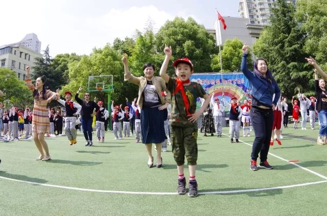 阳光下的成长艺术节,春天里歌唱活动