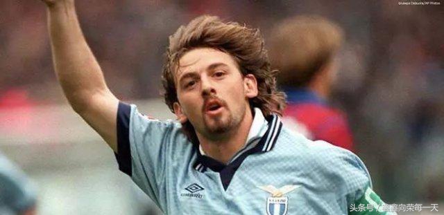 足球十大左脚球星排名,足球史上的10位最佳左后卫