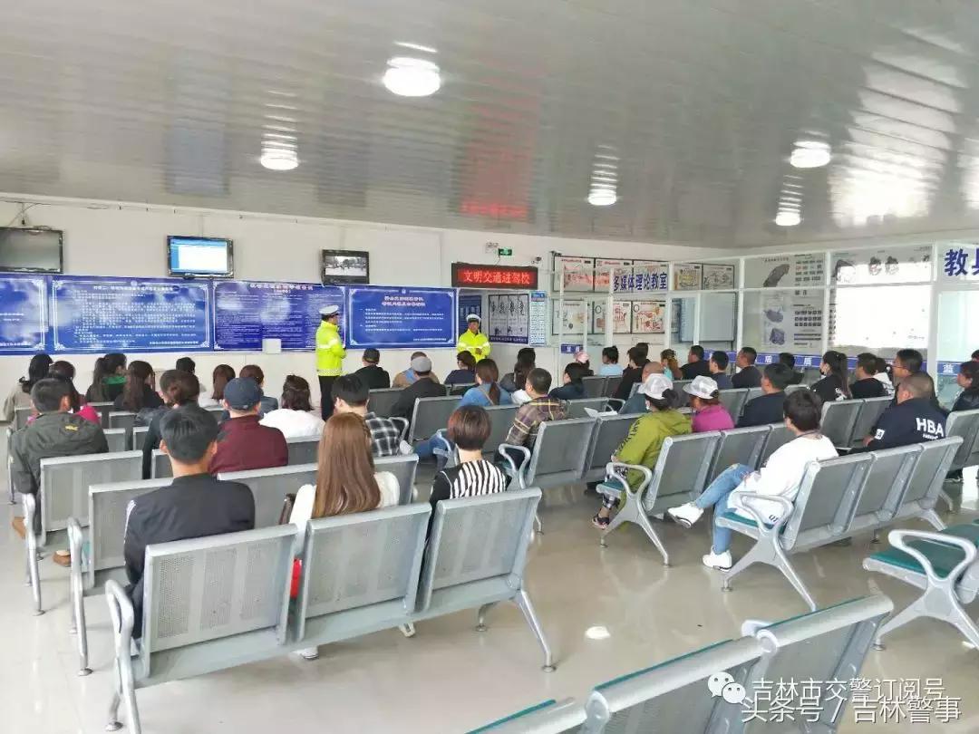 交警大队文明交通绿色出行,交警开展文明交通进驾校宣传活动