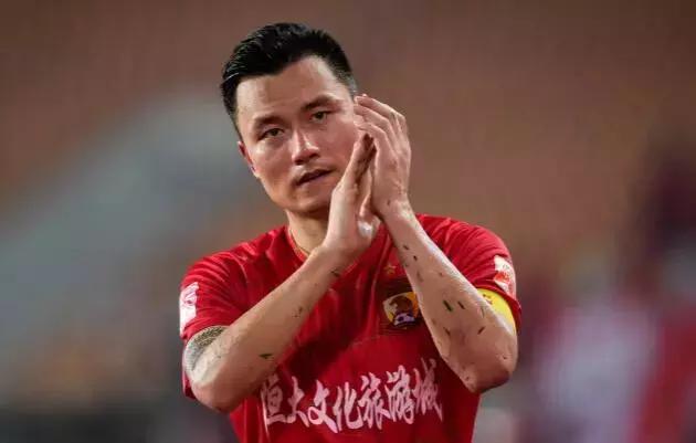 赛后恒大球员落寞谢场,广州恒大场外谢场