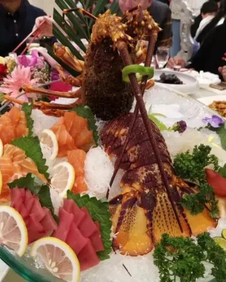 夏天来了喝啤酒吃海鲜,夏天到了吃海鲜