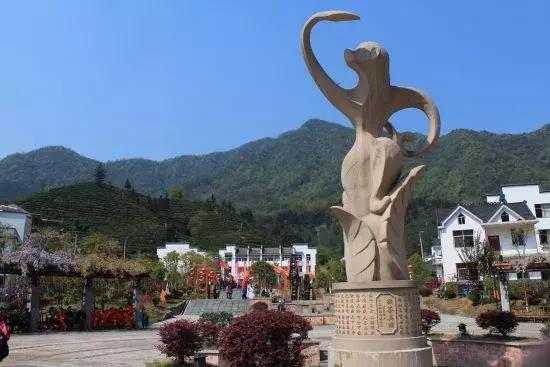 困鹿山皇家古茶园图片,普洱困鹿山皇家古茶园中的茶王树