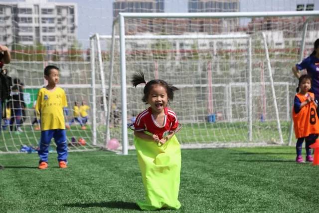 “趣味足球、快乐家庭”内蒙古草根足球日活动“搅热”母亲节