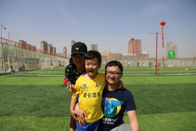 “趣味足球、快乐家庭”内蒙古草根足球日活动“搅热”母亲节