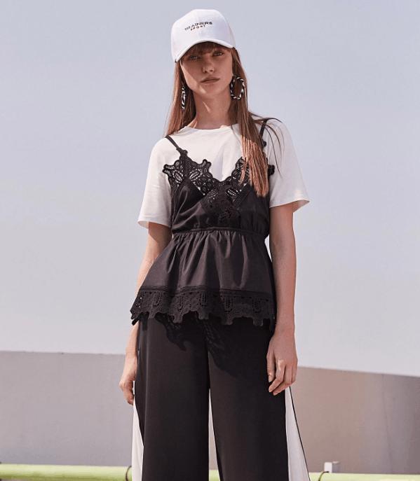 白色宽松t恤有些透怎么穿搭,白色t恤太透了怎么办