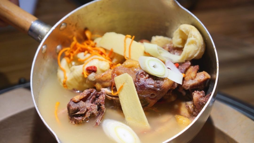 草帽当锅盖的石锅鱼,草帽蒸汽石锅鱼