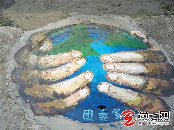 高校学生为井盖作画,萌萌哒学生手绘