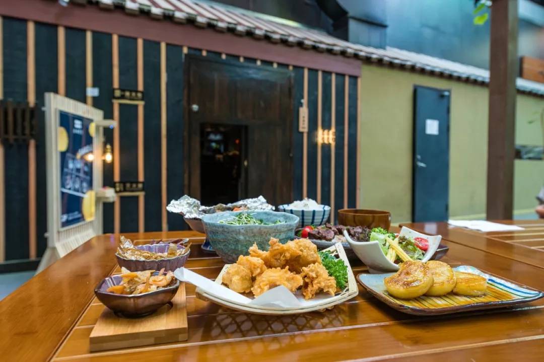 别再长胖了，否则你连这家店的门都挤不进去！