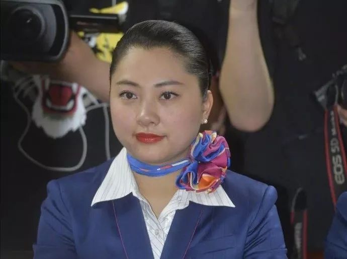 关注｜川航机长首次露面，亲述“空中浩劫”惊魂经历：副机长半个身子被吸出窗外、温度骤降外加强风力袭击……