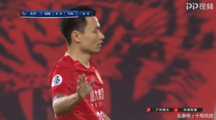 郜林踢球被解说,郜林脚后跟射门里皮