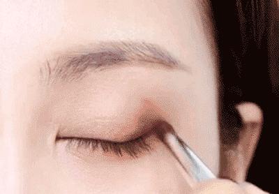 怎么才可以把眼影画的那么好看呢,今年流行的眼影这样画美丽不挑人