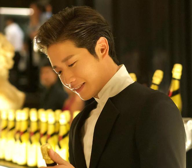 本是去新剧看黄景瑜脱衣有肉,却被一票高颜值小姐姐小哥哥圈粉