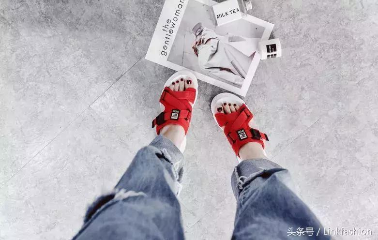 平底拖鞋太火热下面这几款最时髦,又百搭又舒服的拖鞋