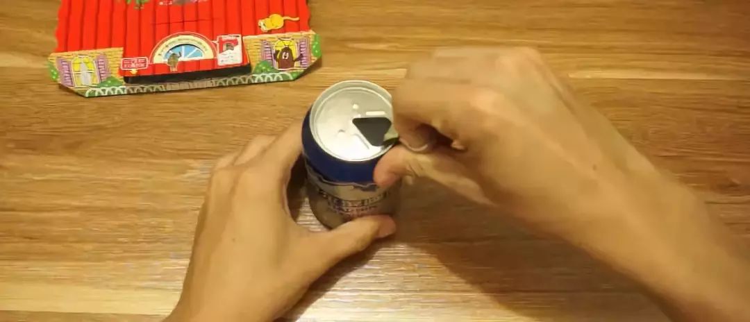 我竟然给蟑螂买了一套房子并请它喝了一罐哈尔滨？