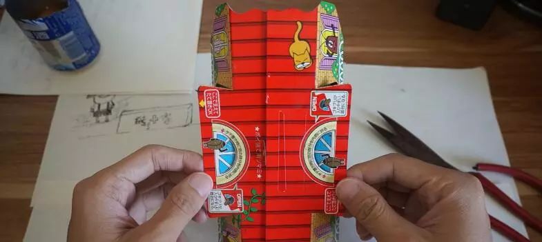 我竟然给蟑螂买了一套房子并请它喝了一罐哈尔滨？