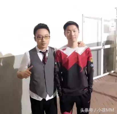 管泽元余霜同时发微博明示,余霜直播回应管泽元预测