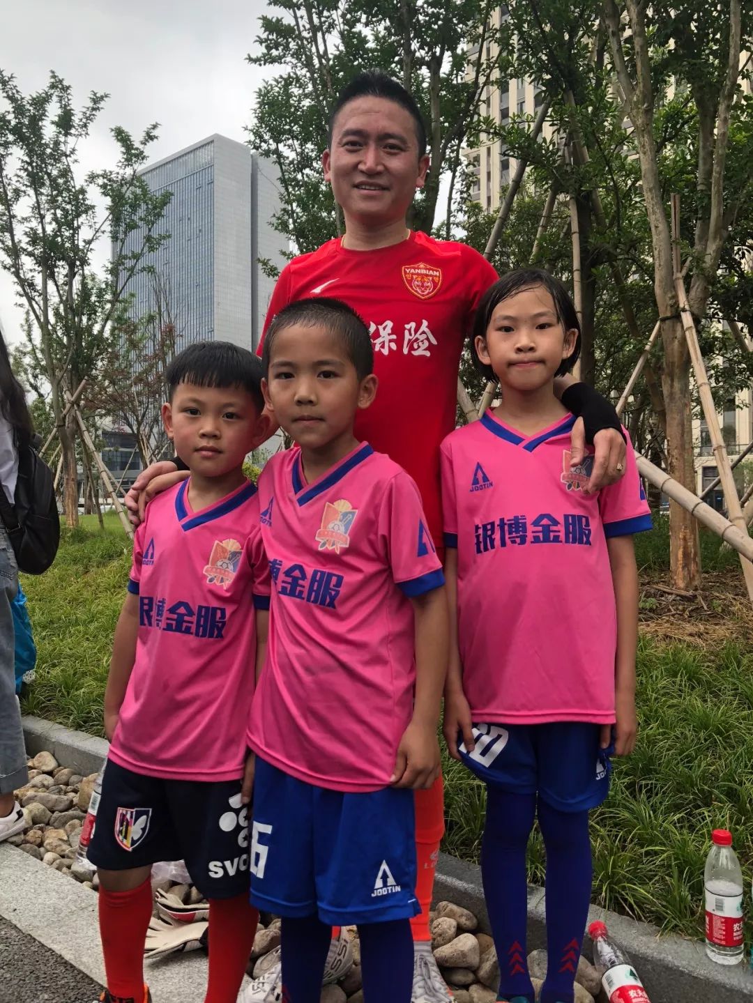 足球场上令人羡慕的情侣,足球场上父子温情一刻