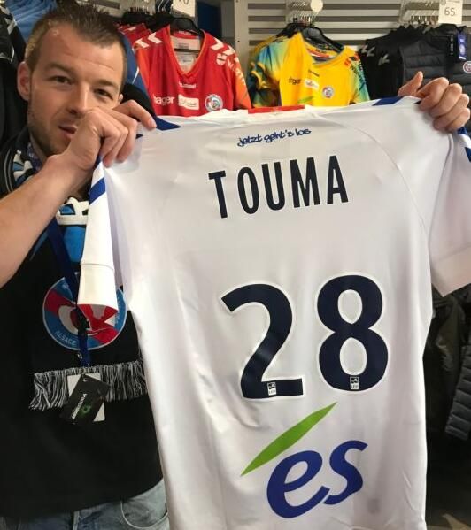 体育界也玩白学了？法国足球甲级联赛发布冬马雪菜球衣