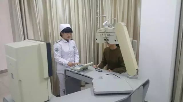 外伤眼睛肿了热敷还是冷敷好,眼睛上火肿了用冷敷还是热敷