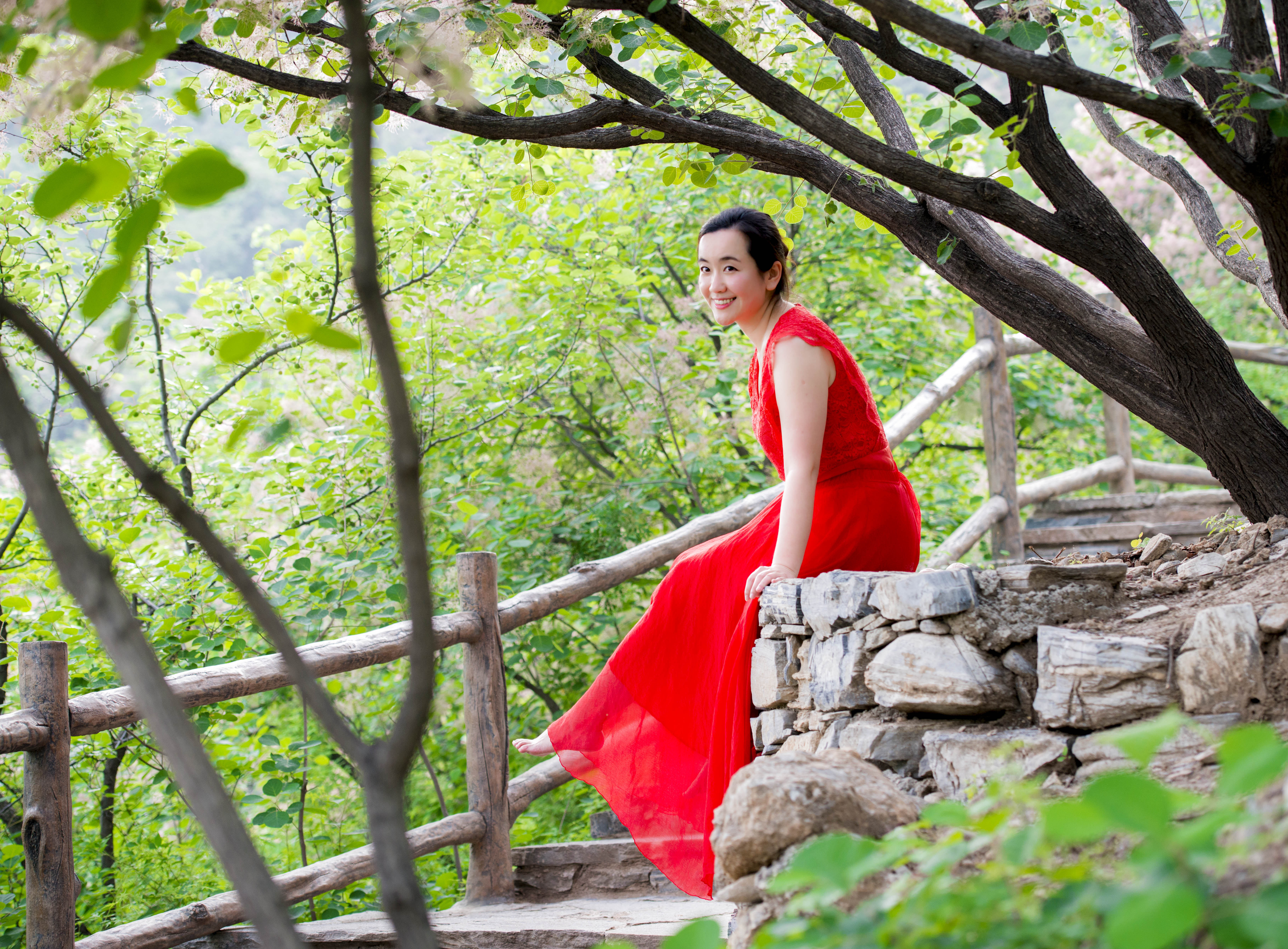 摘一簇黄栌花，把浪漫带回姥姥家，但它柔软的花身却让人不舍碰它