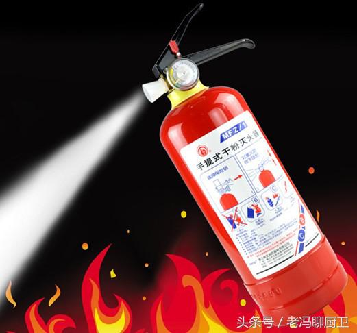 油锅起火要先关闭煤气瓶吗,油锅起火时不正确扑灭方法