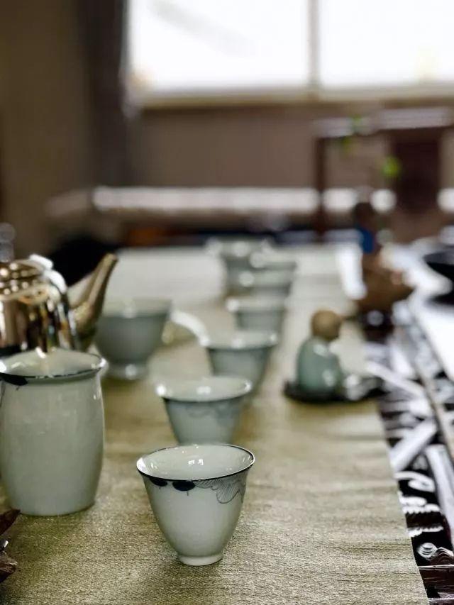 雪浪山花海几步之遥，藏着一个可骑马飚车还风景如画的山庄