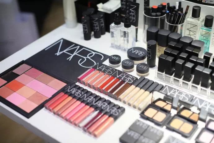 这个牌子出什么都火到断货,女生必须入一个