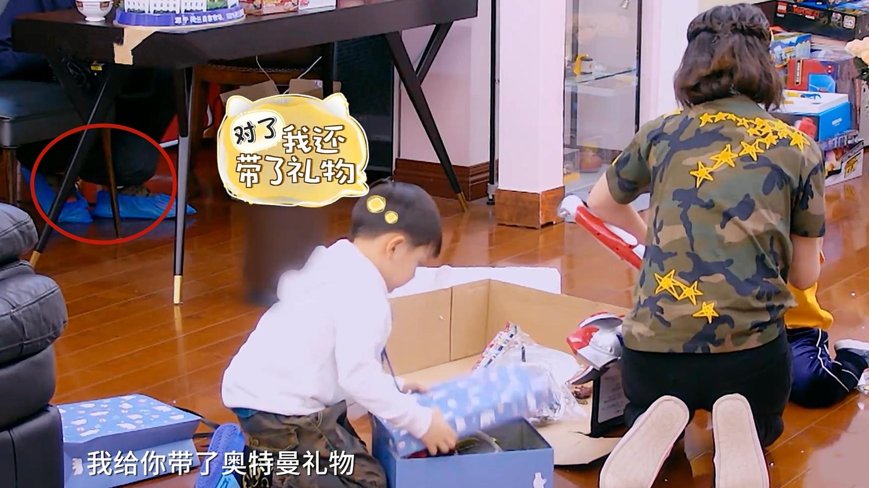 节目组放弃打马赛克？黄圣依客厅里的这三位摄影师太抢镜